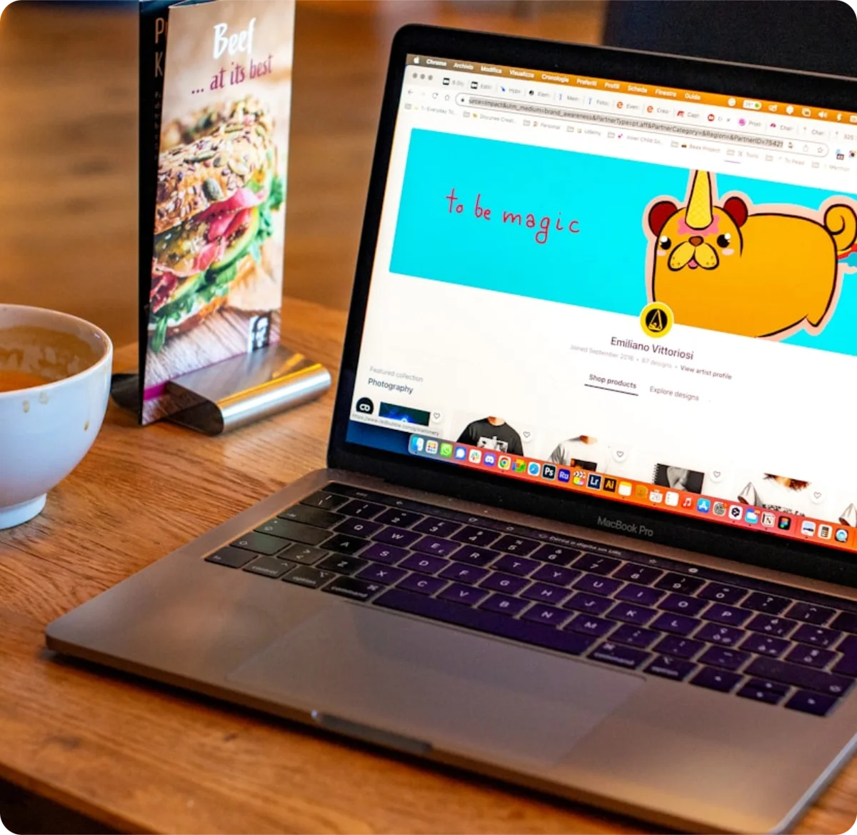 Laptop s moderní webovou stránkou na míru pro firmy